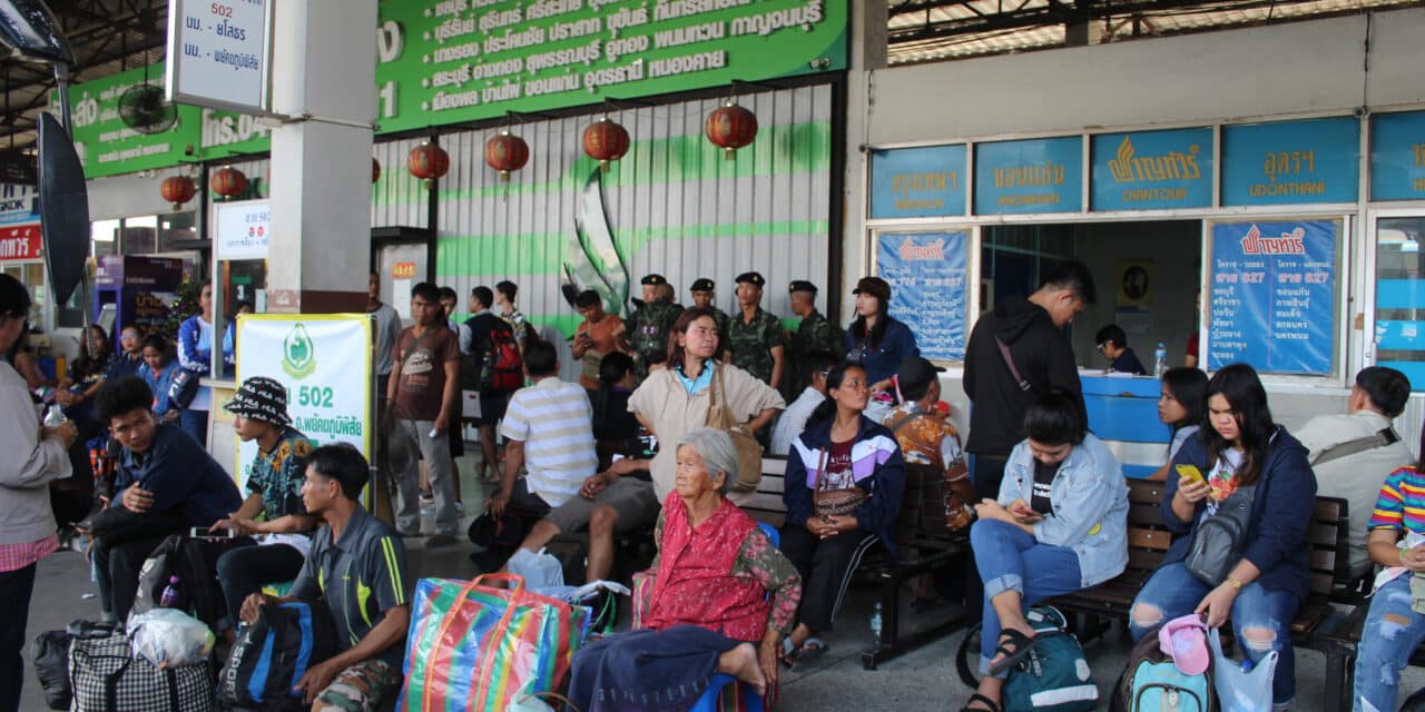 บขส.โคราชคึกคัก หนุ่ม-สาวโรงงานกลับบ้านฉลองปีใหม่