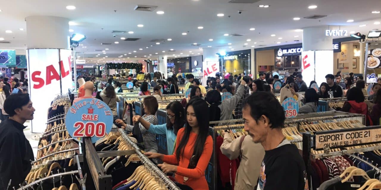 โคราชอากาศหนาวนักช้อปปิ้งแห่ซื้อเสื้อผ้ากันหนาวคึกคัก ห้างดังยอดขายพุ่ง 15%