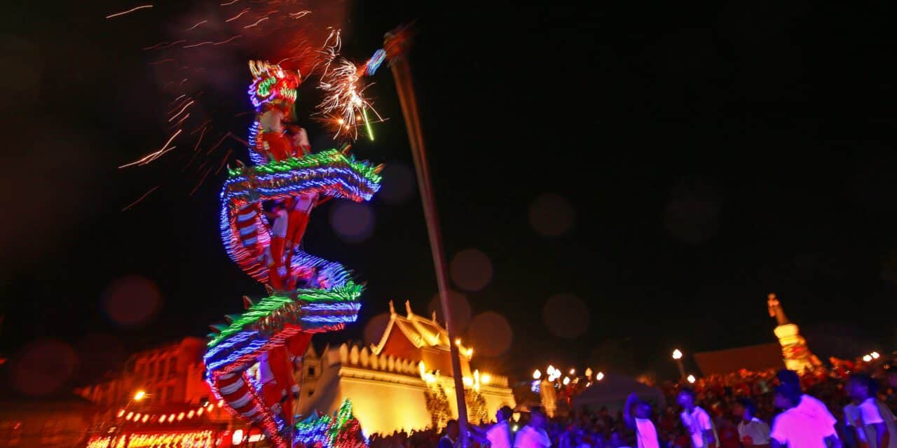 ตรุษจีนโคราช จัดยิ่งใหญ่ เชิดมังกรทอง พ่นไฟ พ่นน้ำ รับปีหนูทอง