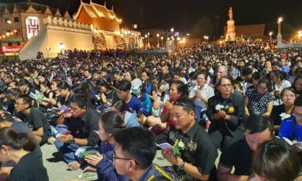 ชาวโคราชกว่า 3 พันคน ร่วมจุดเทียนไว้อาลัยแด่ผู้เสียชีวิตจากเหตุการณ์ทหารคลั่งใช้อาวุธสงครามยิงกราดในห้าง ขณะที่จังหวัดสรุปยอดผู้เสียชีวิตทั้งหมด 30 ศพ เจ็บ 58 ราย