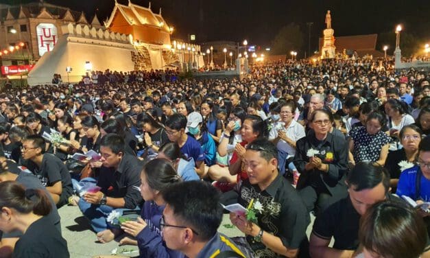 ชาวโคราชกว่า 3 พันคน ร่วมจุดเทียนไว้อาลัยแด่ผู้เสียชีวิตจากเหตุการณ์ทหารคลั่งใช้อาวุธสงครามยิงกราดในห้าง ขณะที่จังหวัดสรุปยอดผู้เสียชีวิตทั้งหมด 30 ศพ เจ็บ 58 ราย