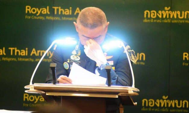 น้ำตาคลอเบ้า! เสธแดง” แถลงขอโทษสังคม และขออย่าด่าทหาร หากจะด่าให้มาด่าผม