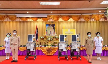 ในหลวง-พระราชินี พระราชทานเครื่องมือแพทย์และหน้ากากอนามัยสู้ภัยโควิด–19