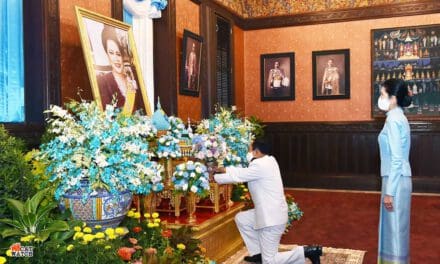 นายกฯ-ประธานสภา-ขรก.ทุกหน่วย ร่วมทำบุญตักบาตร-ลงนามถวานพระพร เนื่องในวันเฉลิมพระชนพรรษา12ส.ค.