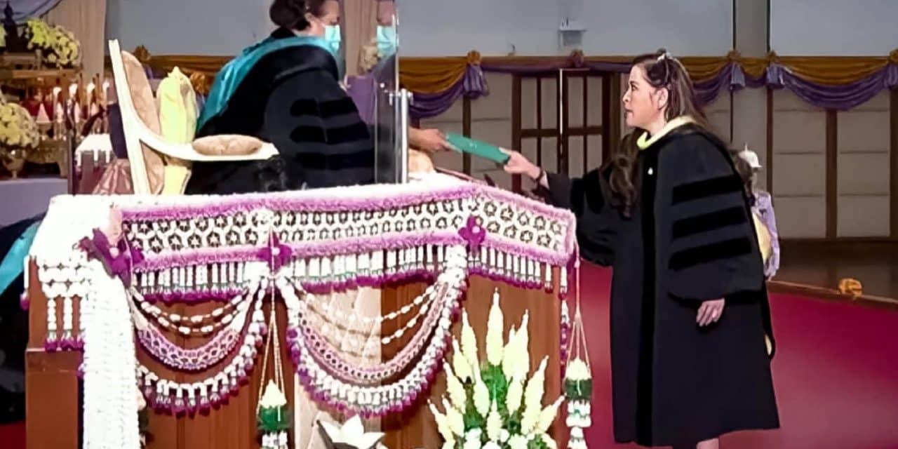 ‘กรมพระศรีสวางควัฒนฯ ‘ ทรงรับพระราชทานปริญญาปรัชญาดุษฎีบัณฑิต สาขาวิชาทัศนศิลป์ คณะจิตรกรรมประติมากรรมและภาพพิมพ์ มศก.