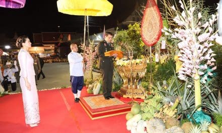 พระบาทสมเด็จพระเจ้าอยู่หัว และสมเด็จพระนางเจ้า ฯ พระบรมราชินี เสด็จพระราชดำเนินไปยัง วัดช่องแค (หลวงพ่อพรหม)  จ.นครสวรรค์ เพื่อทรงบำเพ็ญพระราชกุศลถวายผ้าป่า