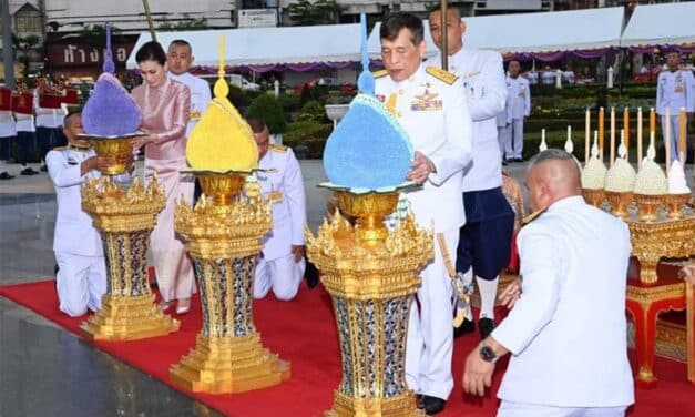 พระบาทสมเด็จพระเจ้าอยู่หัว และสมเด็จพระนางเจ้าฯ พระบรมราชินี ถวายราชสักการะเนื่องในวันสมเด็จพระเจ้าตากสินมหาราช บริเวณวงเวียนใหญ่ กรุงเทพมหานคร