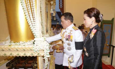 พระบาทสมเด็จพระเจ้าอยู่หัว สมเด็จพระนางเจ้าฯ พระบรมราชินี เสด็จฯพระราชทานเพลิงศพ ‘ขวัญแก้ว วัชโรทัย’