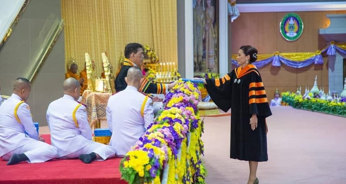 พระบาทสมเด็จพระเจ้าอยู่หัว พระราชทานปริญญาบัตร มรภ.สุราษฎร์ธานี พระราชินีทรงรับทูลเกล้าฯถวายปริญญาศิลปศาสตรดุษฎีบัณฑิตกิตติมศักดิ์ สาขาวิชาการจัดการอุตสาหกรรมบริการ วิชาเอกธุรกิจการบิน
