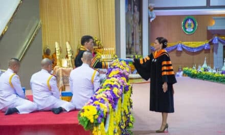 พระบาทสมเด็จพระเจ้าอยู่หัว พระราชทานปริญญาบัตร มรภ.สุราษฎร์ธานี พระราชินีทรงรับทูลเกล้าฯถวายปริญญาศิลปศาสตรดุษฎีบัณฑิตกิตติมศักดิ์ สาขาวิชาการจัดการอุตสาหกรรมบริการ วิชาเอกธุรกิจการบิน