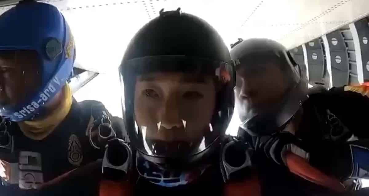 พระองค์ภาทรงฝึก Free Fall โดดร่มขั้นสูง กับหน่วยรบพิเศษ ทั้ง HAHO-HALO ดิ่งพสุธา พร้อมฝึกอุโมงค์ลม เหตุที่ต้องทรงตัดพระเกศาสั้น