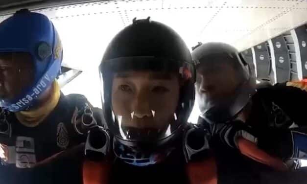 พระองค์ภาทรงฝึก Free Fall โดดร่มขั้นสูง กับหน่วยรบพิเศษ ทั้ง HAHO-HALO ดิ่งพสุธา พร้อมฝึกอุโมงค์ลม เหตุที่ต้องทรงตัดพระเกศาสั้น