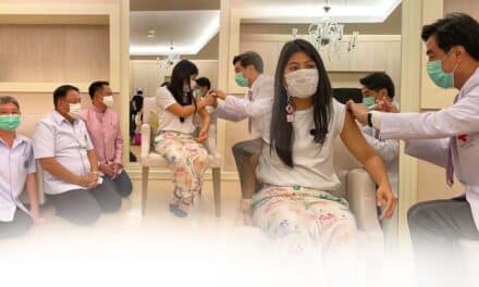 ‘สมเด็จเจ้าฟ้าสิริวัณณวรี’ ทรงรับการฉีดวัคซีนป้องกันโควิด