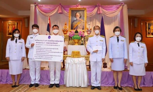 สมเด็จพระกนิษฐาธิราชเจ้า กรมสมเด็จพระเทพรัตนราชสุดาฯ สยามบรมราชกุมารี พระราชทานเงินจำนวน 1,553,000 บาท แก่โรงพยาบาลกระทุ่มแบน เพื่อปรับปรุงห้องผ่าตัดแรงดันลบ สำหรับรองรับผู้ป่วยโควิด-19