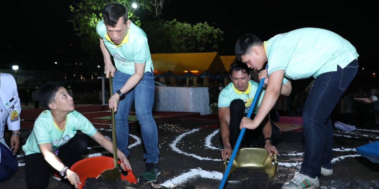 ในหลวง โปรดเกล้าฯ ภาพพระราชทานขณะที่ทรงปฏิบัติพระราชกรณียกิจ ทรงประกอบพิธีบวงสรวงพื้นที่โคกหนองนา ณ บริเวณพระตำหนักเรือนต้น พระที่นั่งวิมาณเมฆ