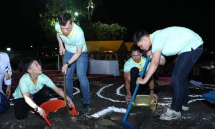 ในหลวง โปรดเกล้าฯ ภาพพระราชทานขณะที่ทรงปฏิบัติพระราชกรณียกิจ ทรงประกอบพิธีบวงสรวงพื้นที่โคกหนองนา ณ บริเวณพระตำหนักเรือนต้น พระที่นั่งวิมาณเมฆ