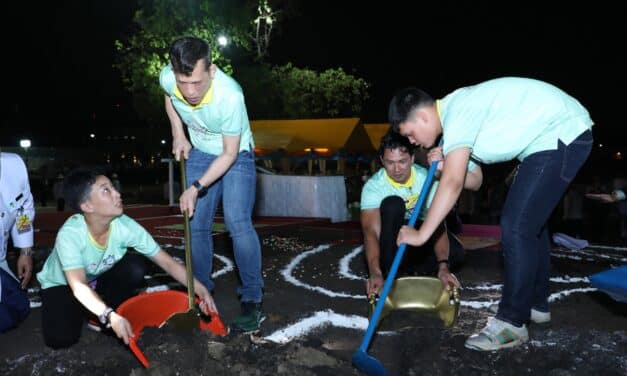 ในหลวง โปรดเกล้าฯ ภาพพระราชทานขณะที่ทรงปฏิบัติพระราชกรณียกิจ ทรงประกอบพิธีบวงสรวงพื้นที่โคกหนองนา ณ บริเวณพระตำหนักเรือนต้น พระที่นั่งวิมาณเมฆ