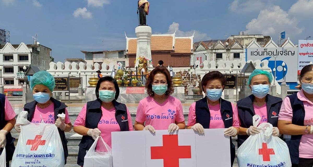 นายกเหล่ากาชาดโคราช นำทีมมอบสิ่งจำเป็น บรรเทาทุกข์ช่วงโควิด-19 ระบาด