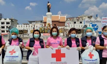 นายกเหล่ากาชาดโคราช นำทีมมอบสิ่งจำเป็น บรรเทาทุกข์ช่วงโควิด-19 ระบาด