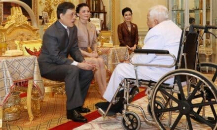 ในหลวง-พระราชินี เสด็จออกพร้อมเจ้าคุณพระฯ โปรดเกล้าฯ องคมนตรี ถวายสัตย์