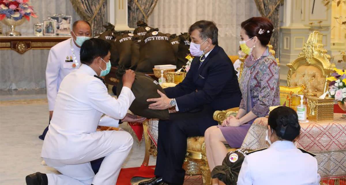 ‘ในหลวง ราชินี’ พระราชทาน ‘ถุงพระราชทานกำลังใจ’ แก่โรงพยาบาลแม่ข่ายและโรงพยาบาลสนาม