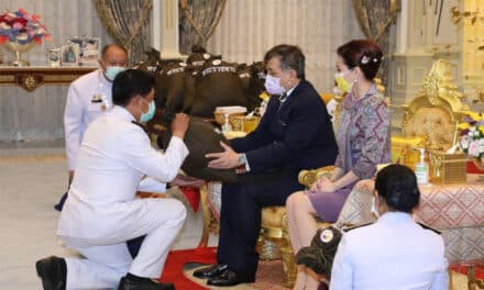 ‘ในหลวง ราชินี’ พระราชทาน ‘ถุงพระราชทานกำลังใจ’ แก่โรงพยาบาลแม่ข่ายและโรงพยาบาลสนาม