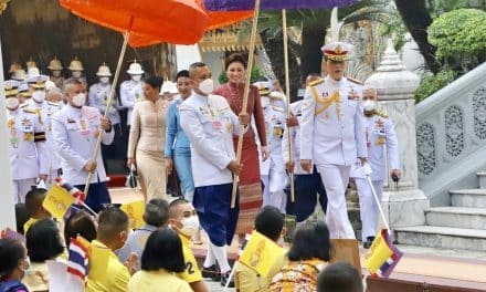 ‘ในหลวง พระราชินี’ ทรงบำเพ็ญพระราชกุศลมาฆบูชา พสกนิกรเฝ้าฯ รับเสด็จ
