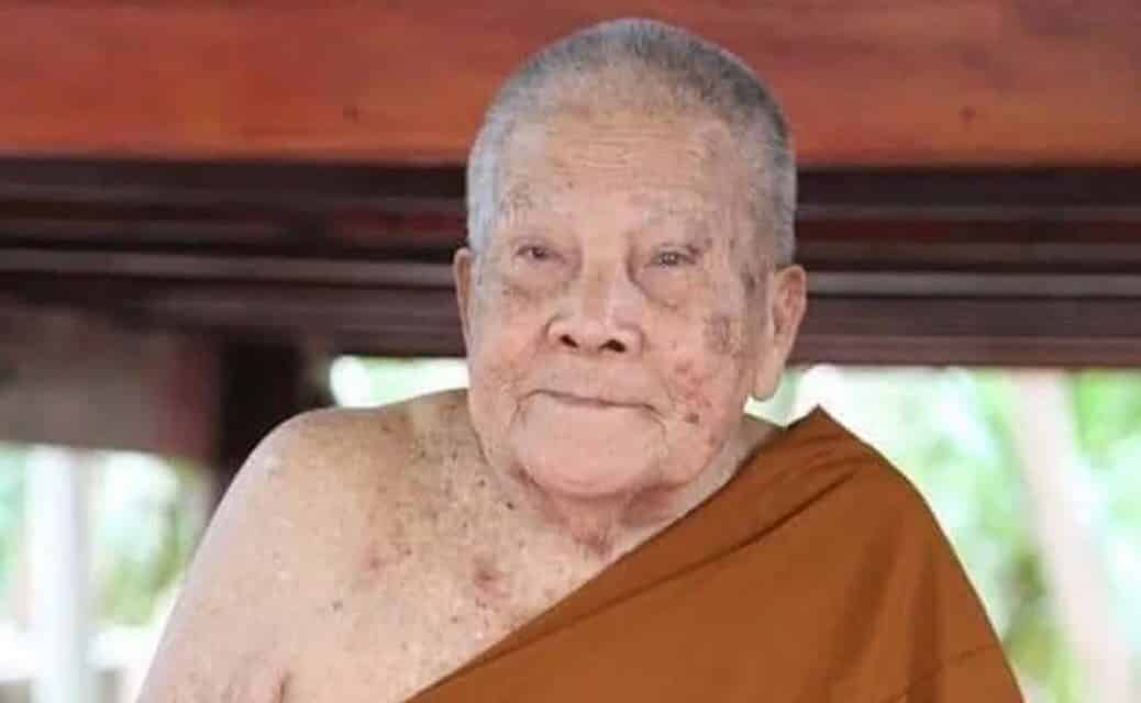 เผยประวัติ “หลวงปู่แสง ญาณวโร” พระเกจิชื่อดัง อายุ 98 ปี หลังตกเป็นข่าวดัง