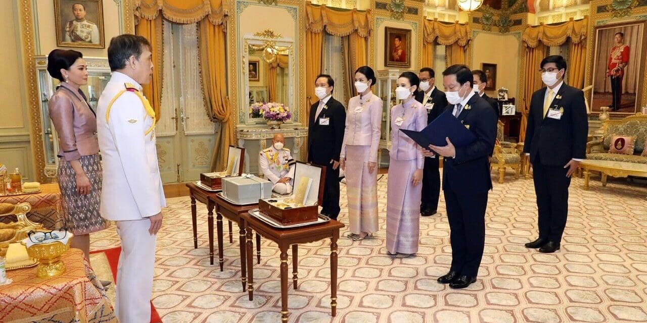 ในหลวง พระราชินี ทรงรับทูลเกล้าฯ ถวายกล้องถ่ายภาพ