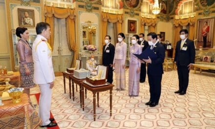 ในหลวง พระราชินี ทรงรับทูลเกล้าฯ ถวายกล้องถ่ายภาพ