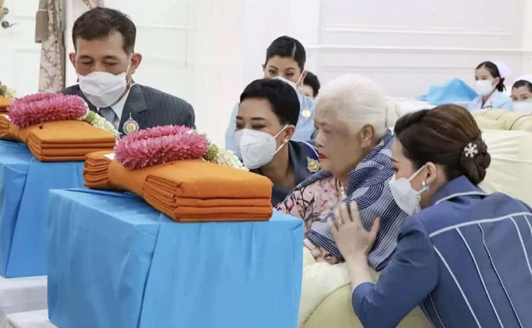 ปีติ ในหลวง เฝ้าฯ พระพันปีหลวง ทรงบำเพ็ญพระราชกุศล วันเฉลิมพระชนมพรรษา 90 พรรษา