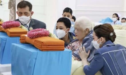 ปีติ ในหลวง เฝ้าฯ พระพันปีหลวง ทรงบำเพ็ญพระราชกุศล วันเฉลิมพระชนมพรรษา 90 พรรษา