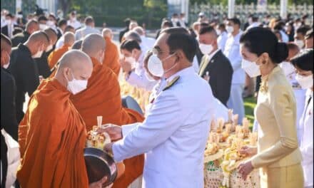 13 ต.ค. นายกรัฐมนตรี พร้อมข้าราชการ บำเพ็ญกุศลและทำบุญตักบาตร เนื่องในวันคล้ายวันสวรรคตพระบาทสมเด็จพระบรมชนกาธิเบศร มหาภูมิพลอดุลยเดชมหาราช บรมนาถบพิตร