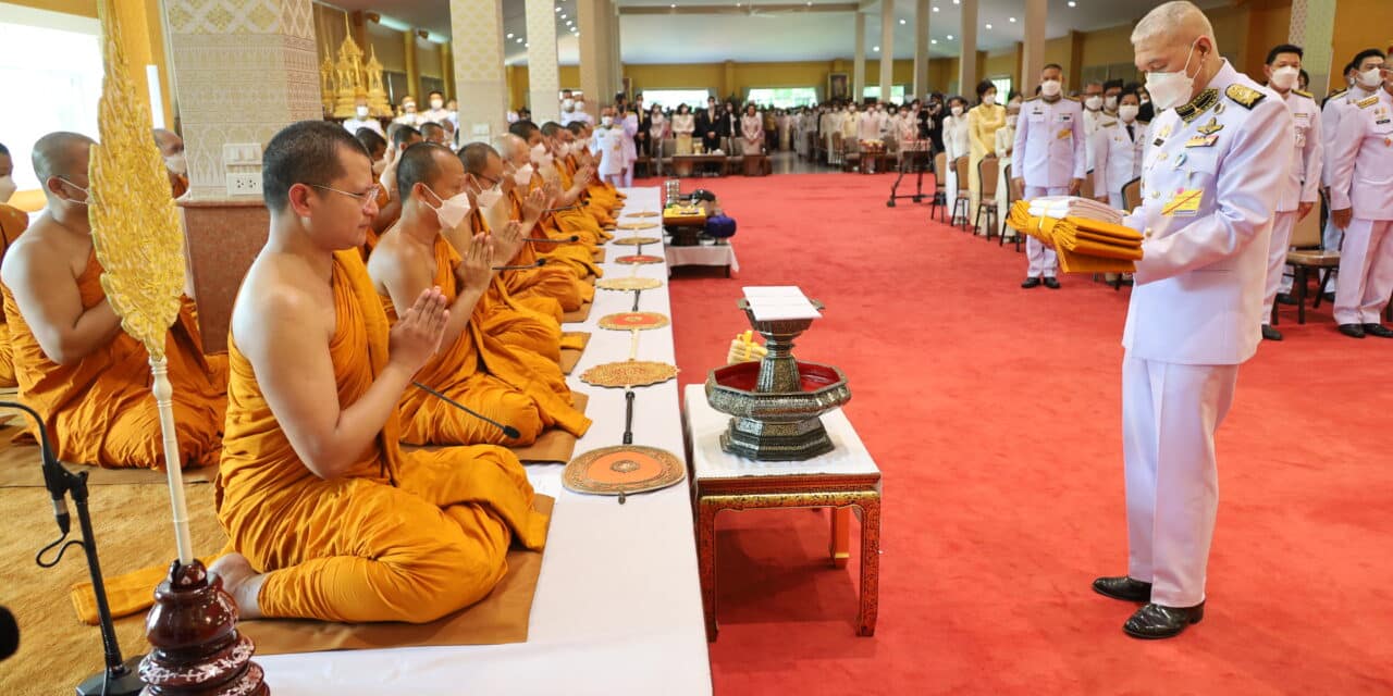 องคมนตรี อัญเชิญผ้าพระกฐินพระราชทาน ถวายพระสงฆ์วัดป่าธรรมคีรี โคราช