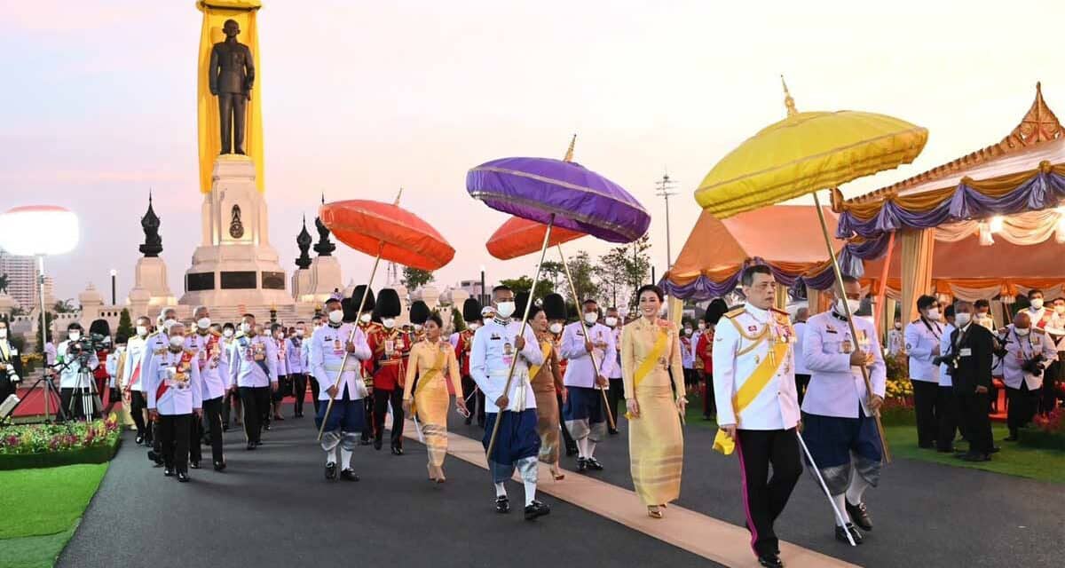 ในหลวง พระราชินี ทรงเปิดพระบรมราชานุสาวรีย์ ร.9 พสกนิกรปีติเฝ้ารับเสด็จฯ