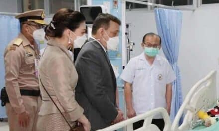 พระบาทสมเด็จพระเจ้าอยู่หัว และสมเด็จพระนางเจ้าฯ พระบรมราชินี เสด็จฯ ไปทรงเยี่ยมและพระราชทานขวัญกำลังใจแก่ญาติผู้ได้รับบาดเจ็บ และครอบครัวผู้เสียชีวิต จังหวัดหนองบัวลำภู