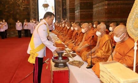 ในหลวง พระราชินี เสด็จฯ ไปในการพระราชพิธีทรงบำเพ็ญพระราชกุศลถวายผ้าพระกฐิน