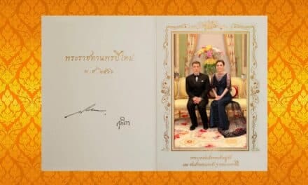 พระบาทสมเด็จพระเจ้าอยู่หัว และสมเด็จพระนางเจ้าฯ พระบรมราชินี พระราชทานบัตรอวยพรปีใหม่ ประจำปีพุทธศักราช 2566 แก่ปวงชนชาวไทย