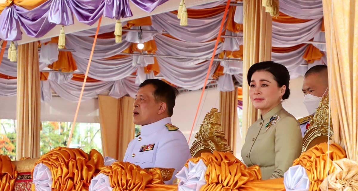 พระบาทสมเด็จพระเจ้าอยู่หัว และสมเด็จพระนางเจ้า ฯ พระบรมราชินี เสด็จพระราชดำเนินโดยรถยนต์พระที่นั่ง จากพระที่นั่งอัมพรสถาน พระราชวังดุสิต ไปในการพระราชพิธีจรดพระนังคัลแรกนาขวัญ พุทธศักราช ๒๕๖๗ ณ มณฑลพิธีท้องสนามหลวง